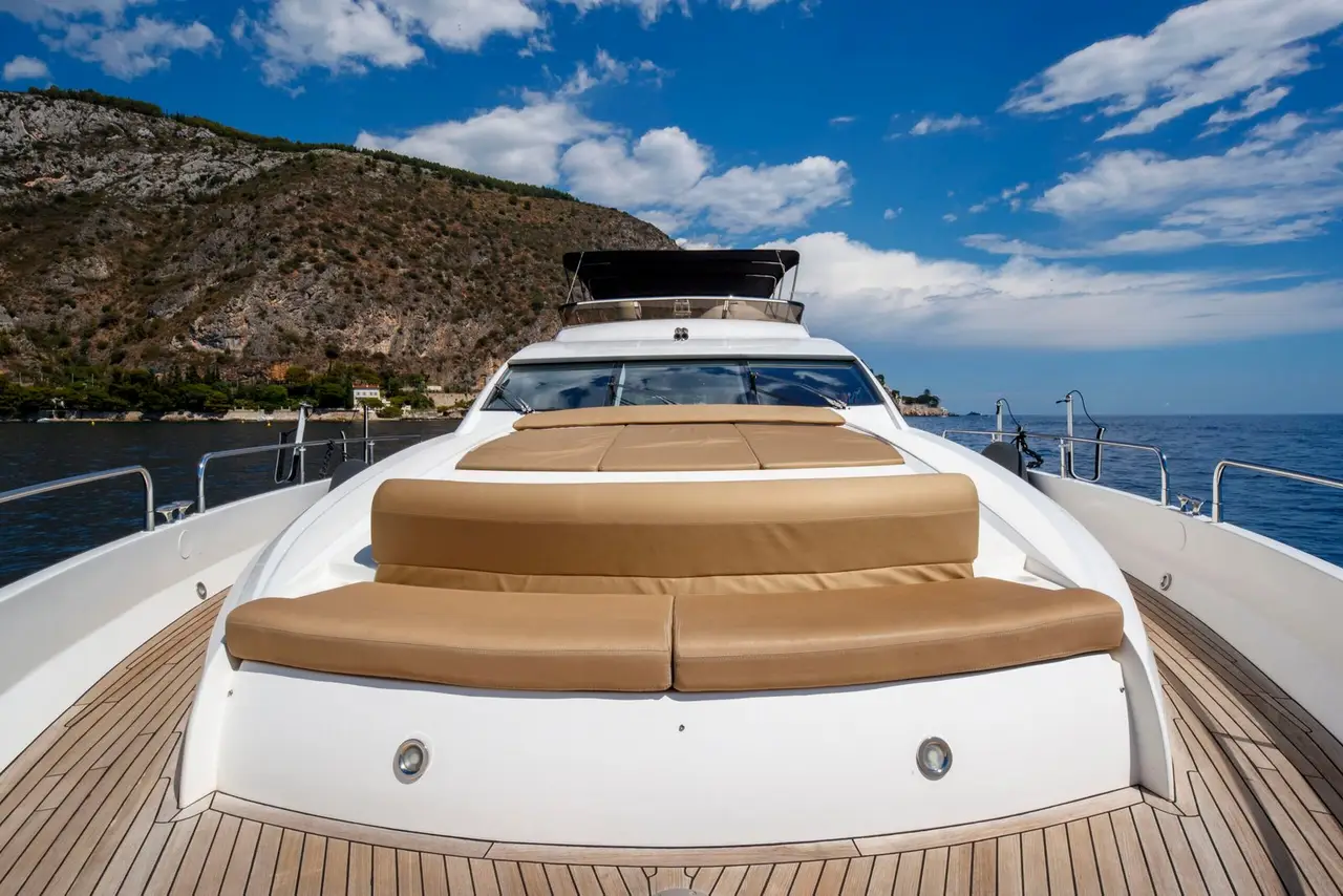 Sunseeker 82, Salon — Sardinia Yacht Hire, Sardinien. Sportliche Linien für Tagesfahrten vor der Küste