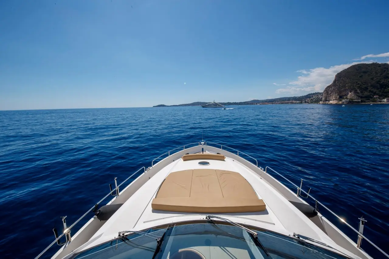 Sunseeker 82, Hauptkabine — Sardinia Yacht Hire, Sardinien. Sportliche Linien für Tagesfahrten vor der Küste
