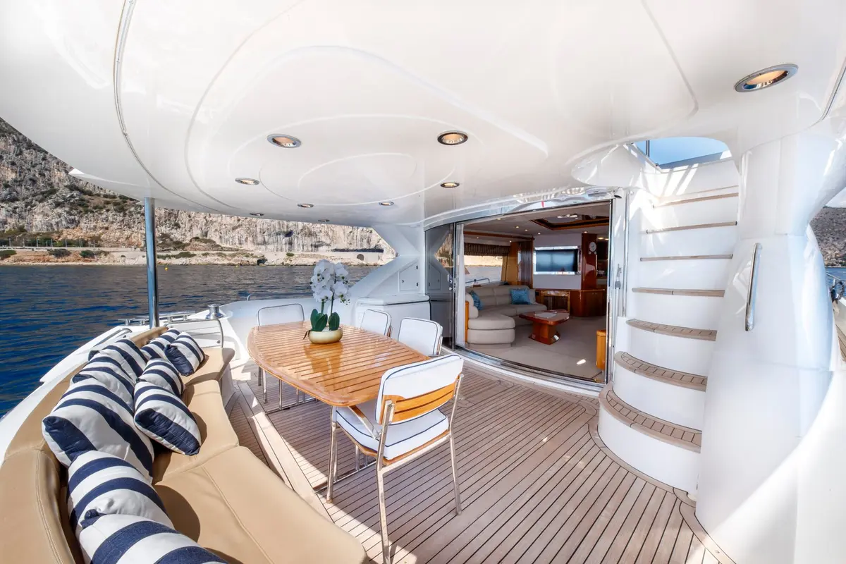 Sunseeker 82, Flybridge — Sardinia Yacht Hire, Sardinien. Sportliche Linien für Tagesfahrten vor der Küste