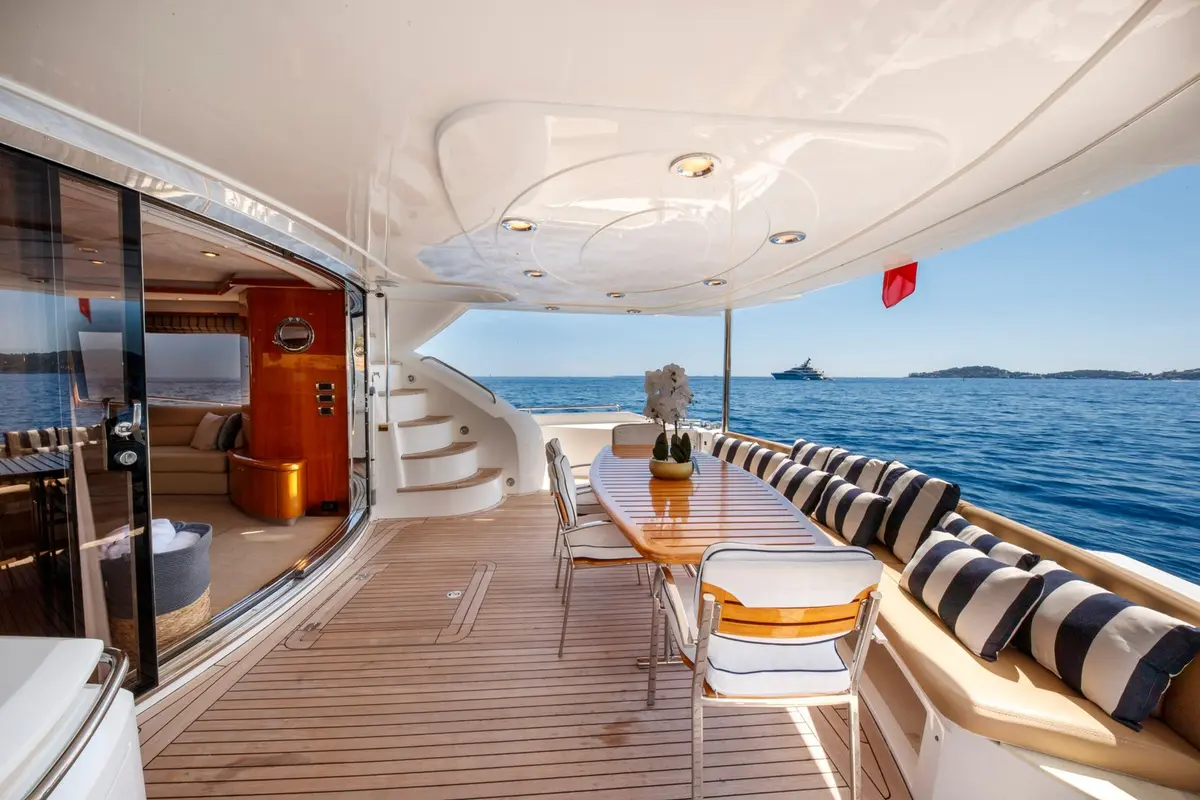 Sunseeker 82, Außenansicht — Sardinia Yacht Hire, Sardinien. Sportliche Linien für Tagesfahrten vor der Küste
