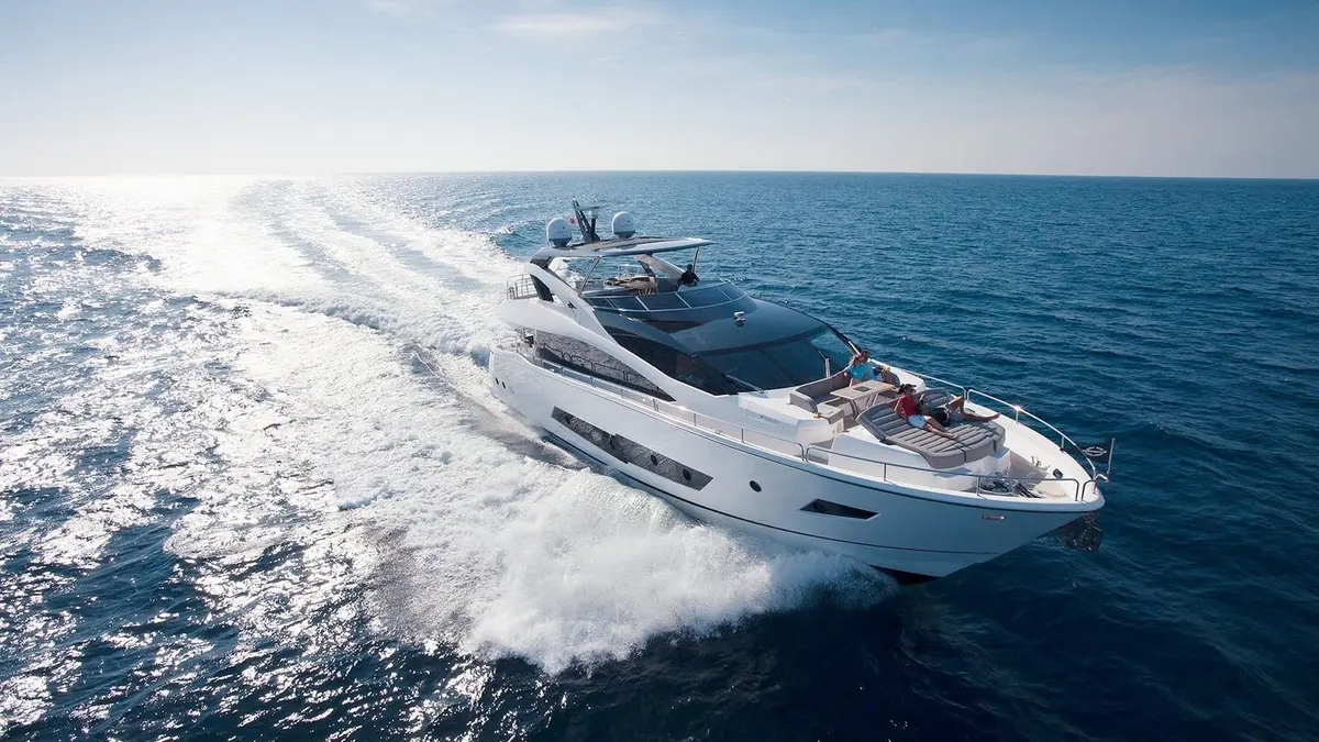 Sunseeker 86, Außenansicht — Sardinia Yacht Hire, Sardinien. Flybridge-Yacht für Familientörns durch die Maddalena-Inseln