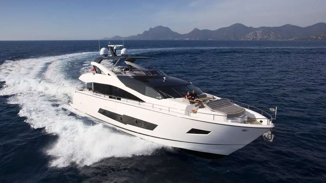 Sunseeker 86, Hauptdeck — Sardinia Yacht Hire, Sardinien. Flybridge-Yacht für Familientörns durch die Maddalena-Inseln