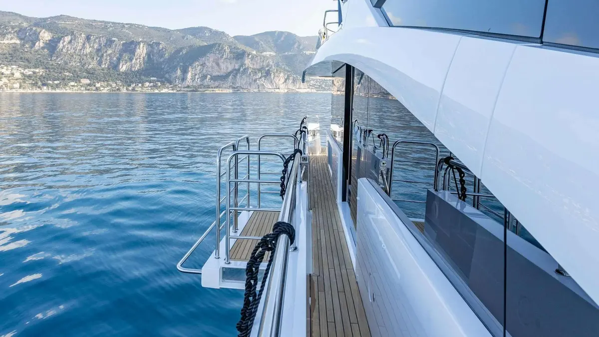 Sunseeker 86, Achterdeck — Sardinia Yacht Hire, Sardinien. Flybridge-Yacht für Familientörns durch die Maddalena-Inseln