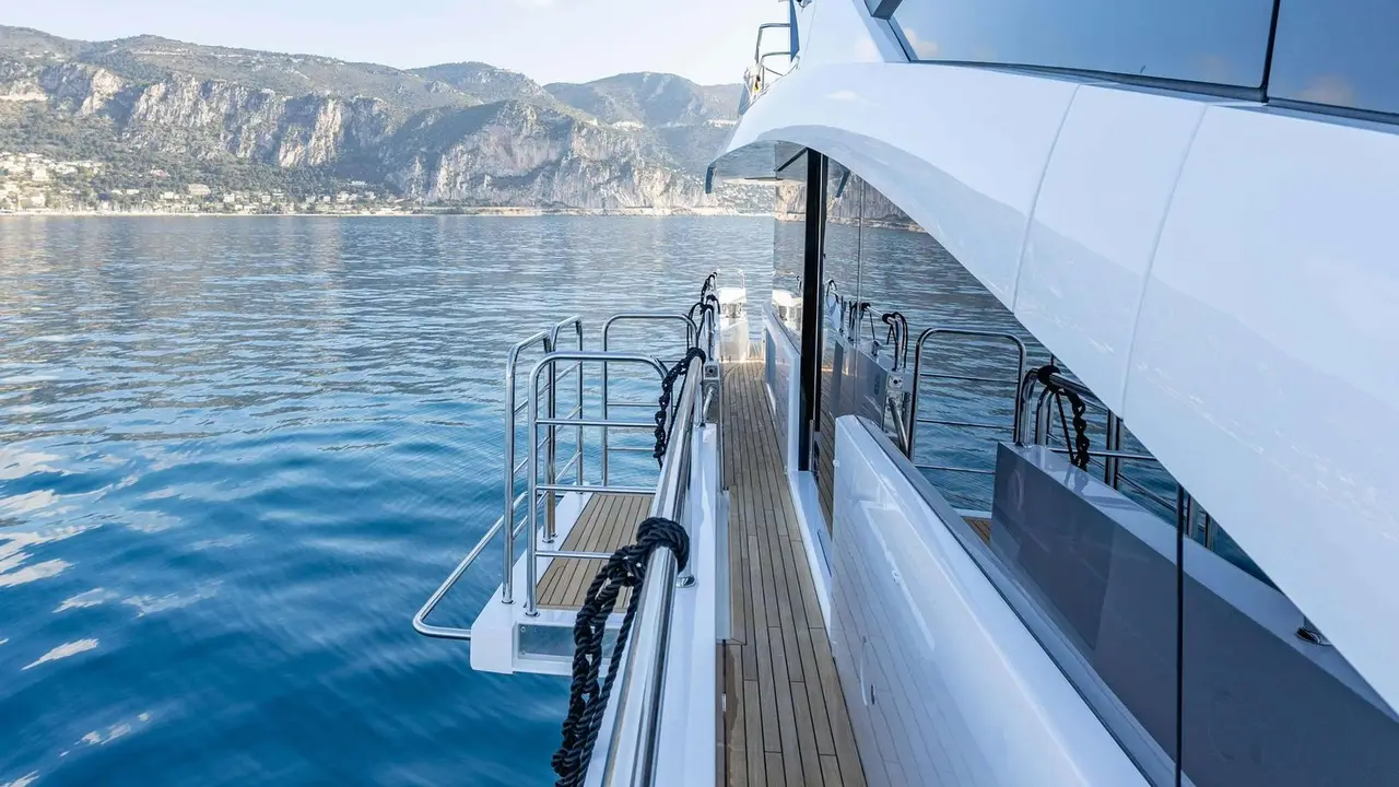Sunseeker 86, Salon — Sardinia Yacht Hire, Sardinien. Flybridge-Yacht für Familientörns durch die Maddalena-Inseln