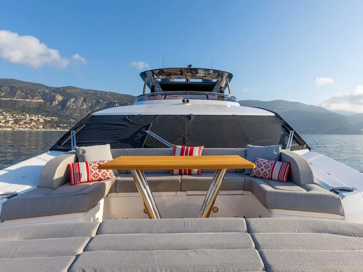 Sunseeker 86, Hauptkabine — Sardinia Yacht Hire, Sardinien. Flybridge-Yacht für Familientörns durch die Maddalena-Inseln