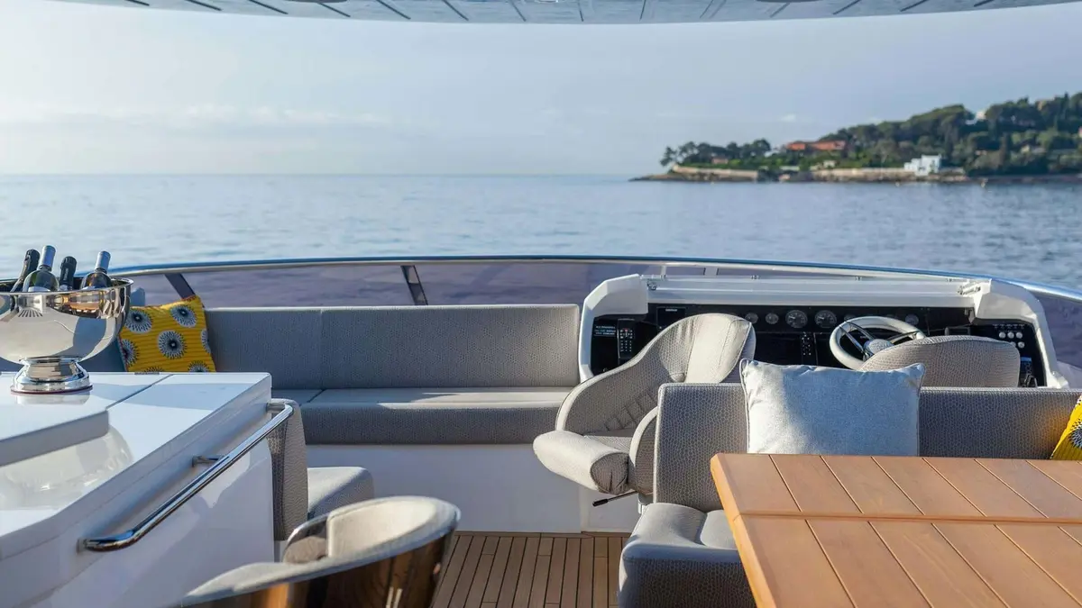 Sunseeker 86, Flybridge — Sardinia Yacht Hire, Sardinien. Flybridge-Yacht für Familientörns durch die Maddalena-Inseln