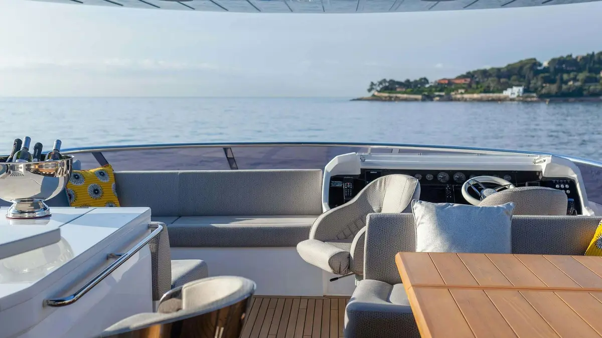 Sunseeker 86, Außenansicht — Sardinia Yacht Hire, Sardinien. Flybridge-Yacht für Familientörns durch die Maddalena-Inseln