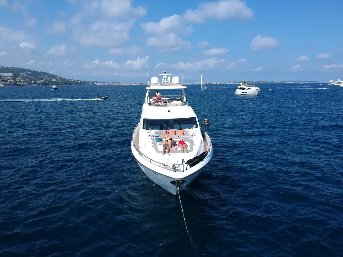 Sunseeker 88, salon — Sardinia Yacht Hire, Sardinia. Twenty-seven metres built for multi-day coastal running