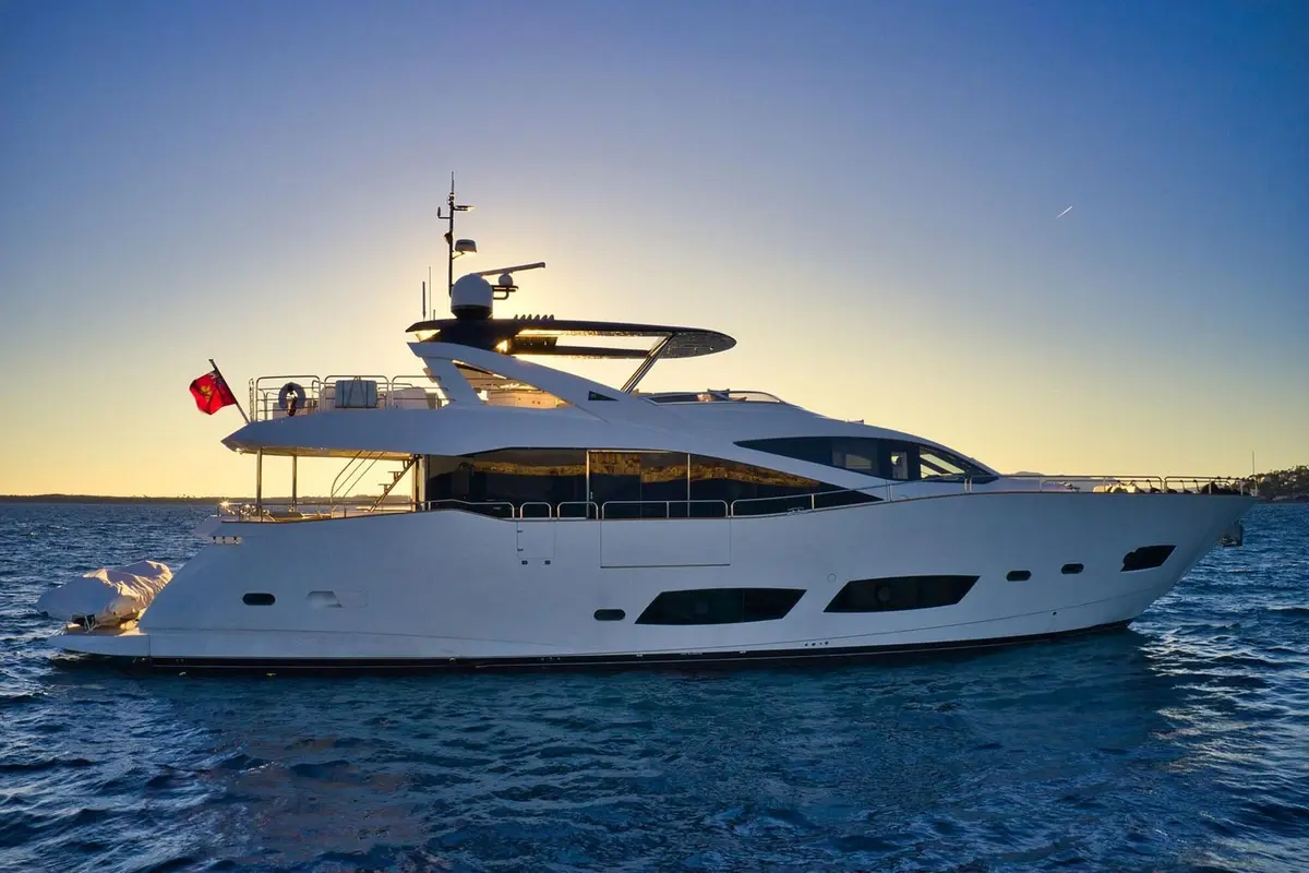 Sunseeker 90 — Sardinia Yacht Hire, Sardinien. Vier Kabinen, sportlicher Rumpf, Kurs Costa Smeralda
