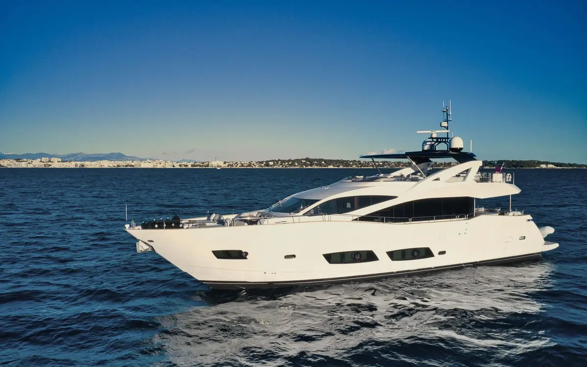 Sunseeker 90, Außenansicht — Sardinia Yacht Hire, Sardinien. Vier Kabinen, sportlicher Rumpf, Kurs Costa Smeralda