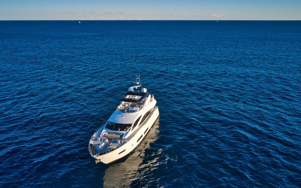 Sunseeker 90, Achterdeck — Sardinia Yacht Hire, Sardinien. Vier Kabinen, sportlicher Rumpf, Kurs Costa Smeralda