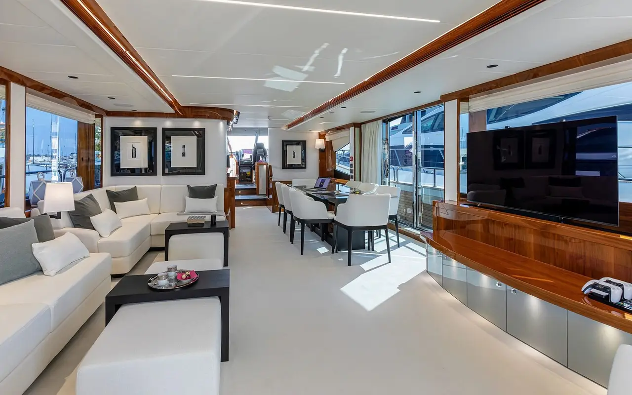 Sunseeker 90, Salon — Sardinia Yacht Hire, Sardinien. Vier Kabinen, sportlicher Rumpf, Kurs Costa Smeralda