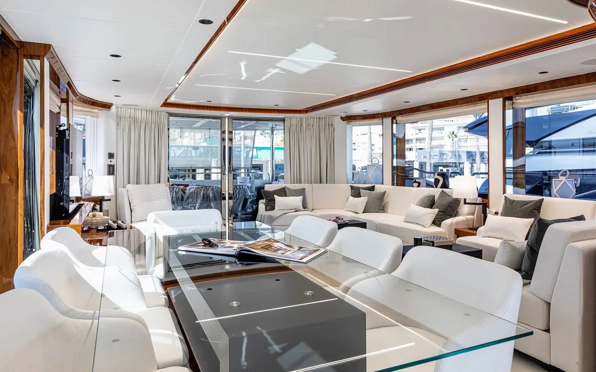Sunseeker 90, Hauptkabine — Sardinia Yacht Hire, Sardinien. Vier Kabinen, sportlicher Rumpf, Kurs Costa Smeralda