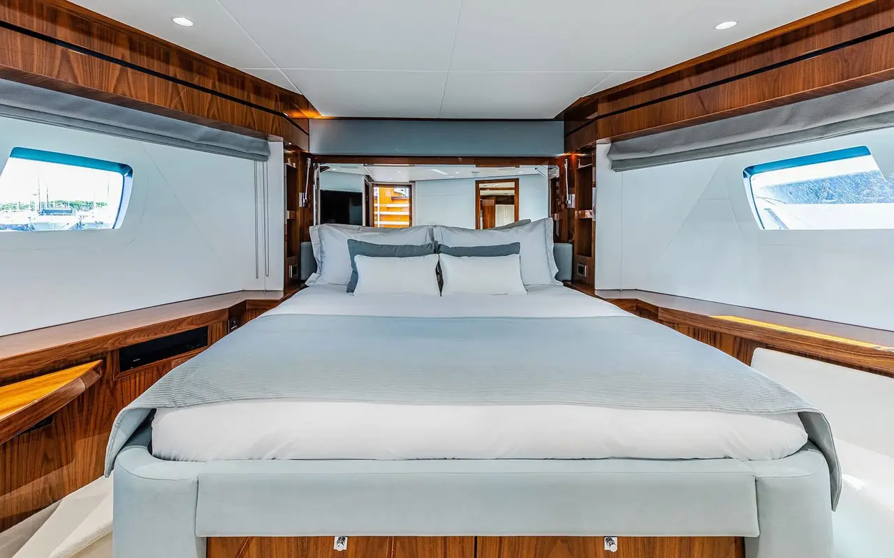 Sunseeker 90, Flybridge — Sardinia Yacht Hire, Sardinien. Vier Kabinen, sportlicher Rumpf, Kurs Costa Smeralda
