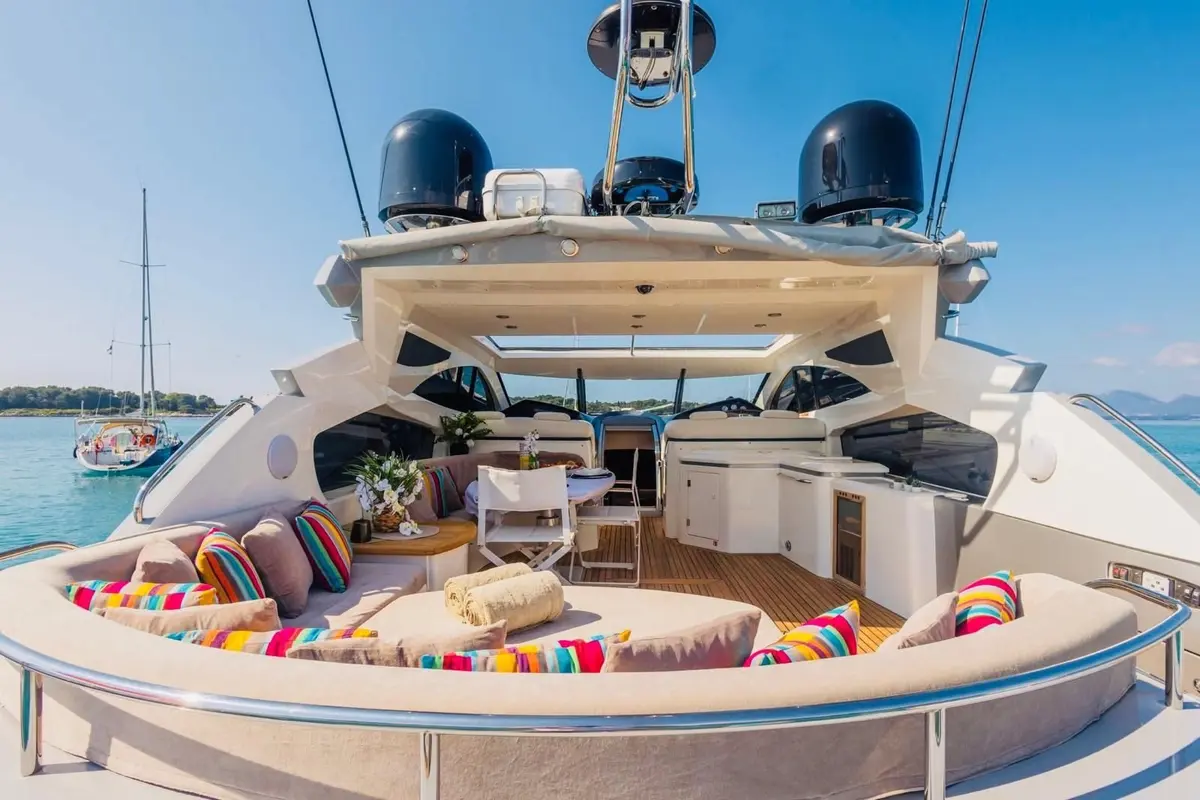 Sunseeker Predator 68, cubierta principal — Sardinia Yacht Hire, Cerdeña. Velocidad ágil para explorar La Maddalena en un día