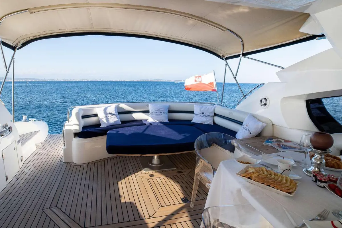Sunseeker Predator 68, cubierta de popa — Sardinia Yacht Hire, Cerdeña. Velocidad ágil para explorar La Maddalena en un día