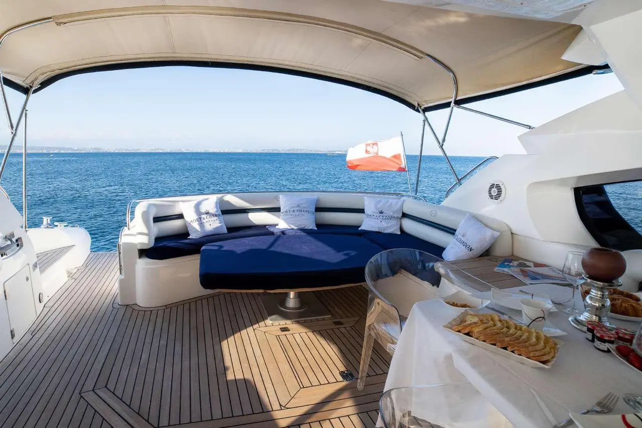 Sunseeker Predator 68, cubierta de popa — Sardinia Yacht Hire, Cerdeña. Velocidad ágil para explorar La Maddalena en un día