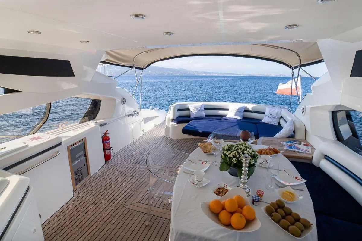 Sunseeker Predator 68, salón — Sardinia Yacht Hire, Cerdeña. Velocidad ágil para explorar La Maddalena en un día
