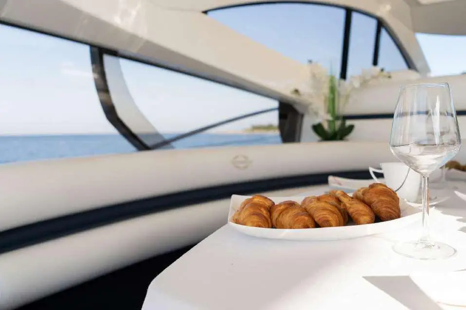 Sunseeker Predator 68, flybridge — Sardinia Yacht Hire, Cerdeña. Velocidad ágil para explorar La Maddalena en un día