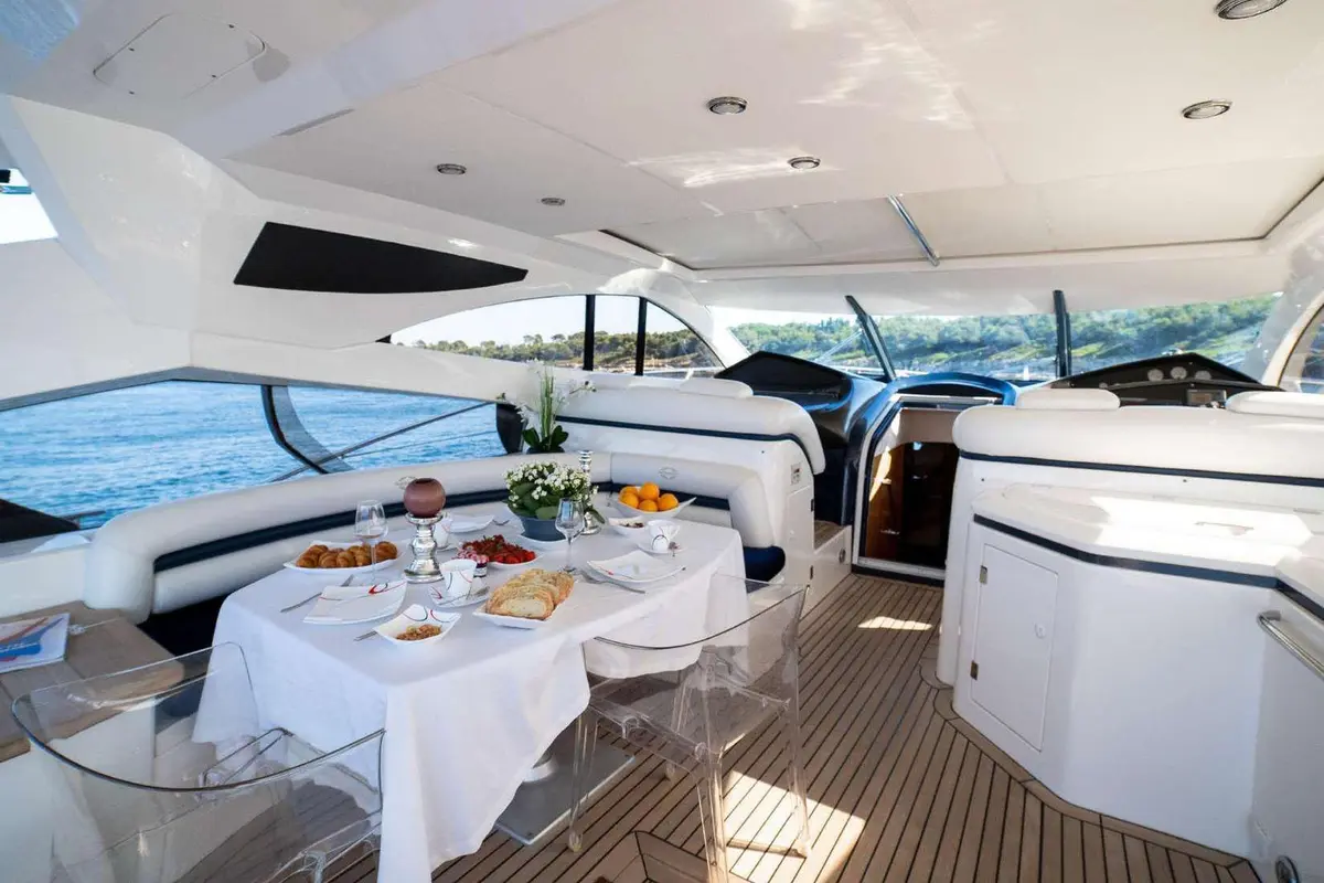 Sunseeker Predator 68, exterior — Sardinia Yacht Hire, Cerdeña. Velocidad ágil para explorar La Maddalena en un día