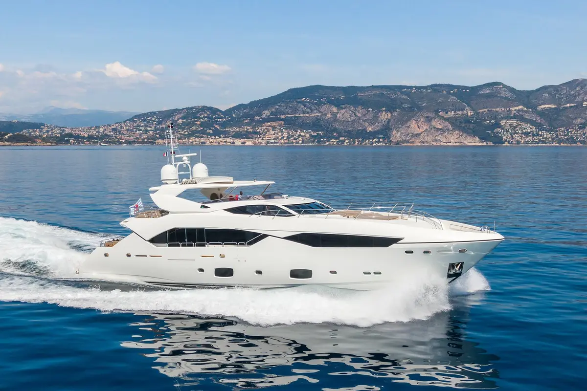 Sunseeker 115, exterior — Sardinia Yacht Hire, Cerdeña. Solárium con spa y cinco camarotes para rutas largas