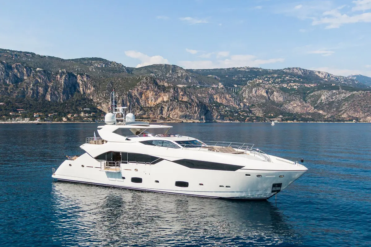 Sunseeker 115, cubierta principal — Sardinia Yacht Hire, Cerdeña. Solárium con spa y cinco camarotes para rutas largas