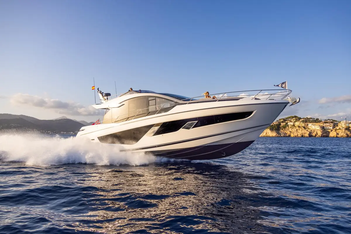 Sunseeker 65 Sport, Außenansicht — Sardinia Yacht Hire, Sardinien. Schnelle Linien für Tagestouren an der Costa Smeralda