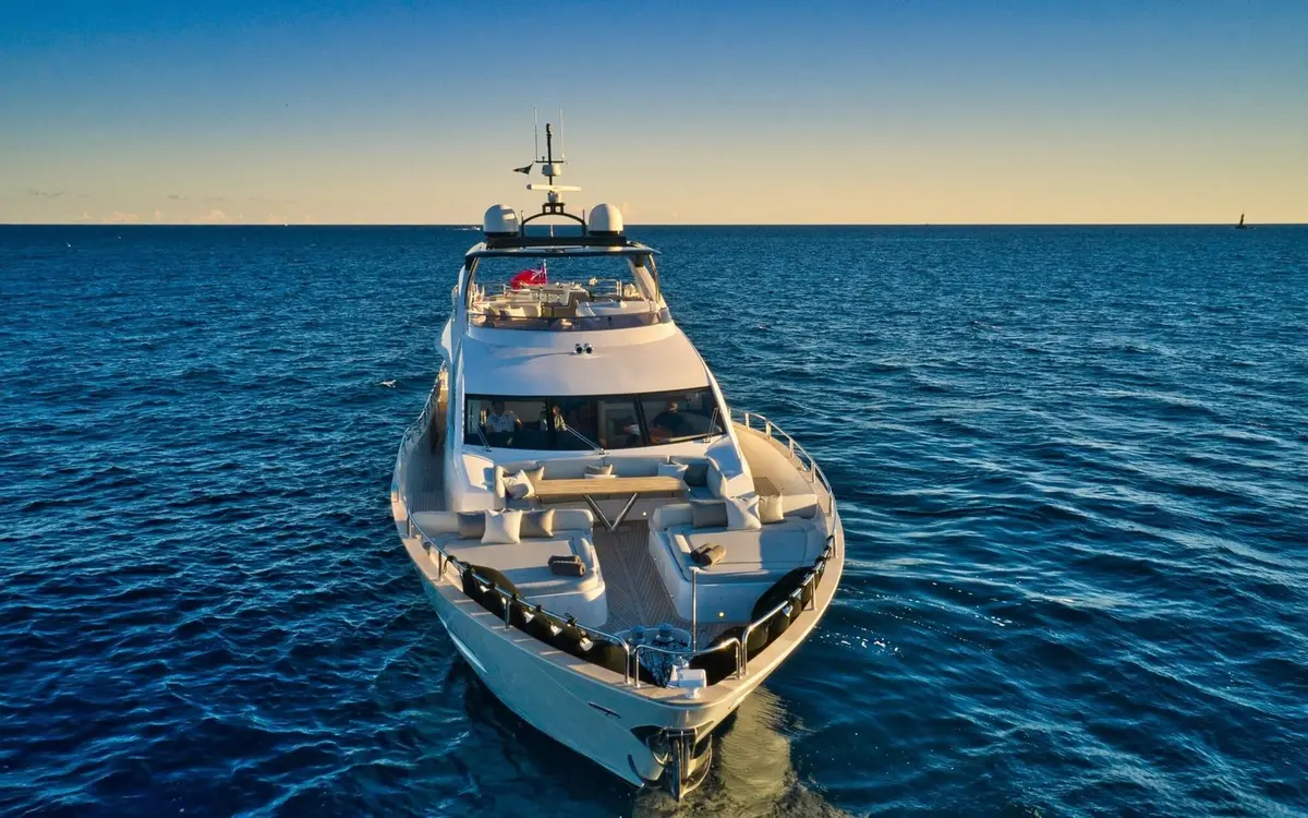 Sunseeker 95, Hauptdeck — Sardinia Yacht Hire, Sardinien. Schnelle Fahrt entlang der Costa-Smeralda-Villenküste
