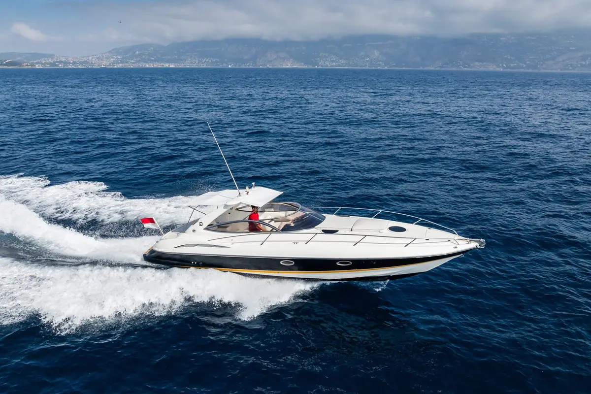 Superhawk 34 — Sardinia Yacht Hire, Cerdeña. Velocidad ágil para un día entre calas