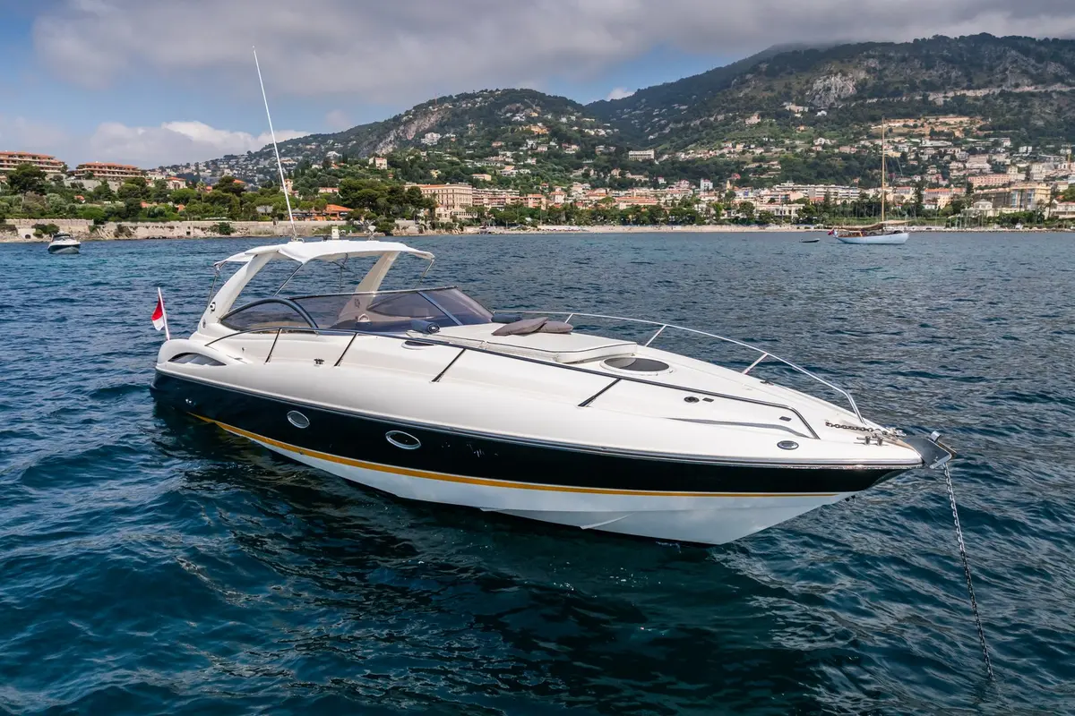 Superhawk 34, salón — Sardinia Yacht Hire, Cerdeña. Velocidad ágil para un día entre calas