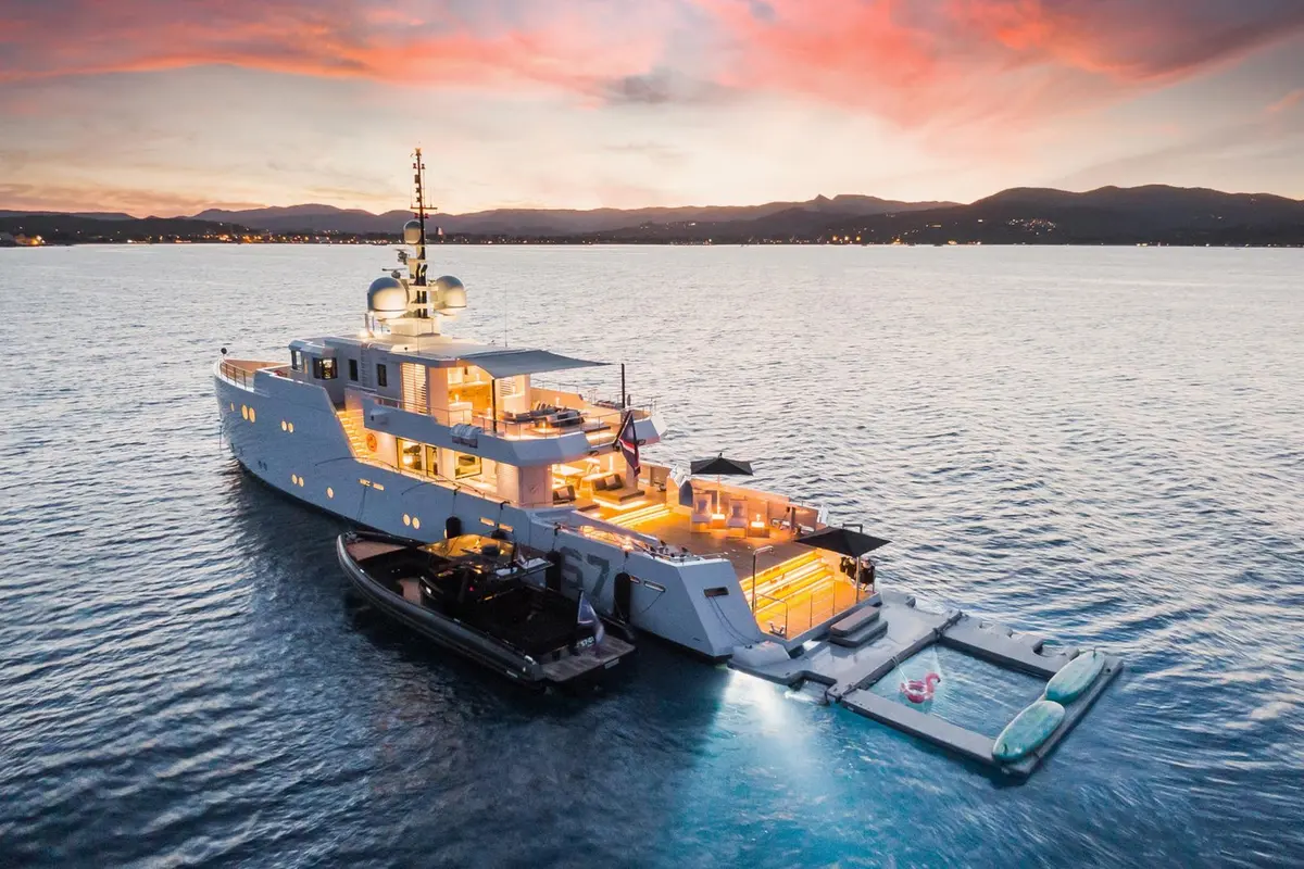 Tansu 40m — Sardinia Yacht Hire, Cerdeña. Estilo explorer y club de playa para rutas largas