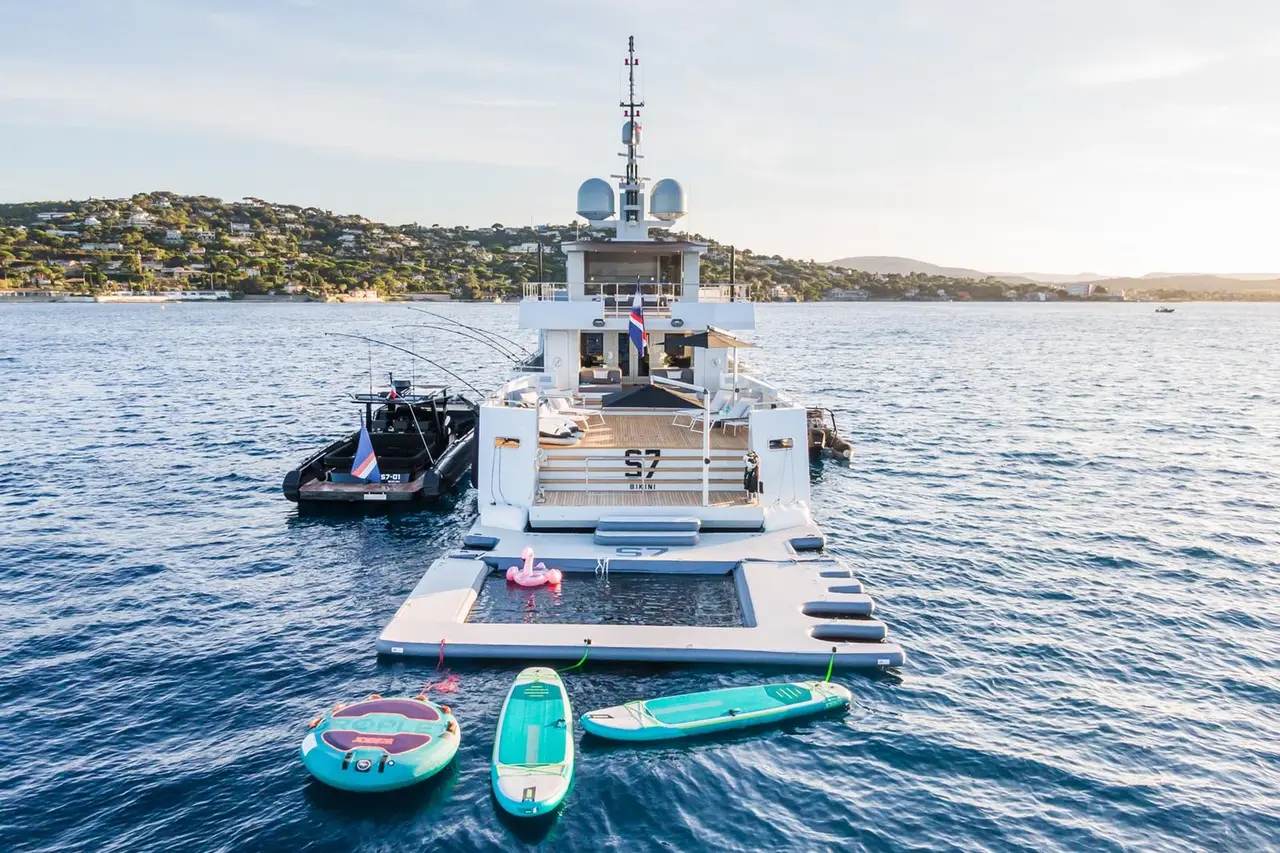 Tansu 40m, exterior — Sardinia Yacht Hire, Cerdeña. Estilo explorer y club de playa para rutas largas