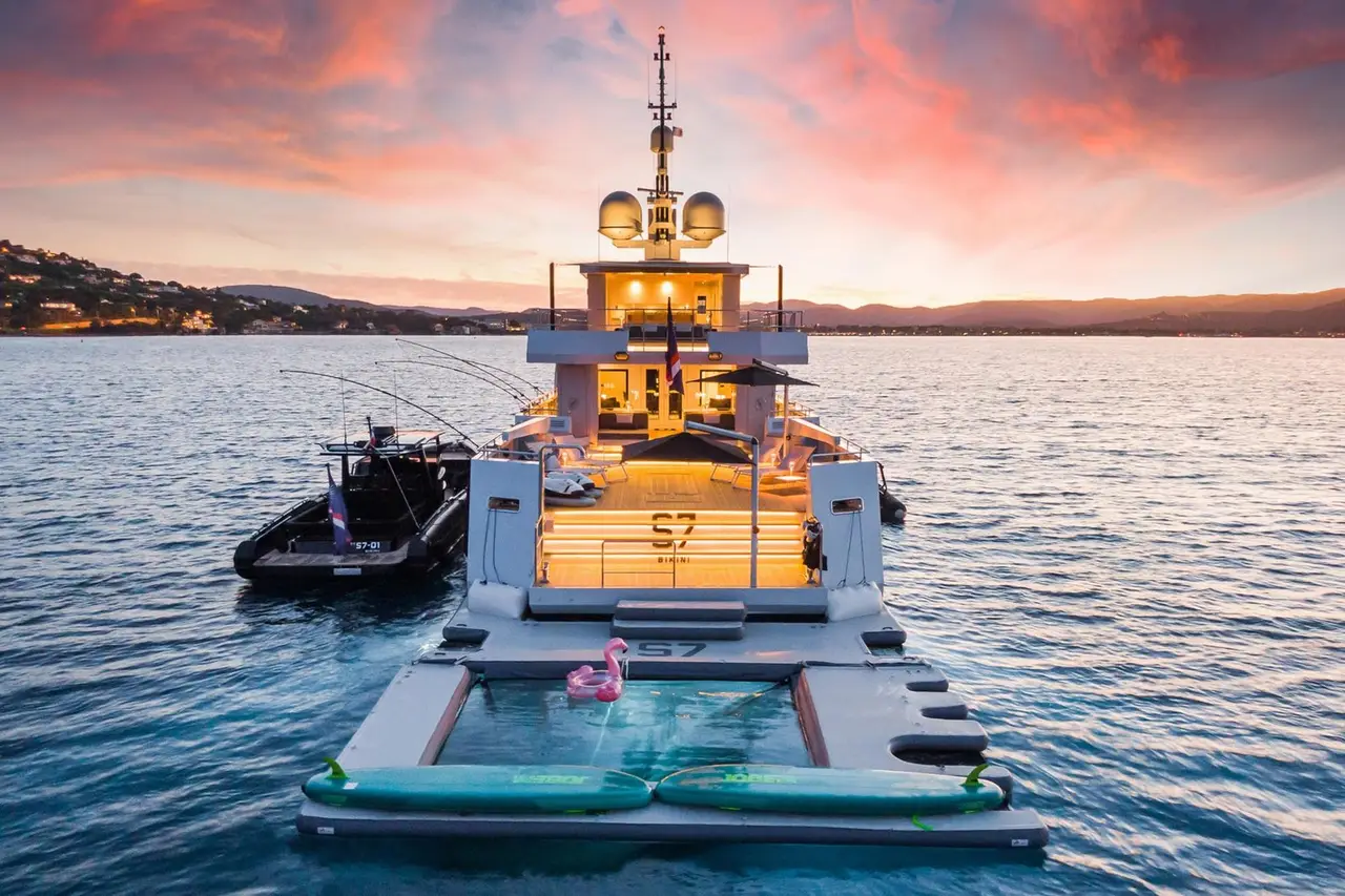 Tansu 40m, cubierta principal — Sardinia Yacht Hire, Cerdeña. Estilo explorer y club de playa para rutas largas