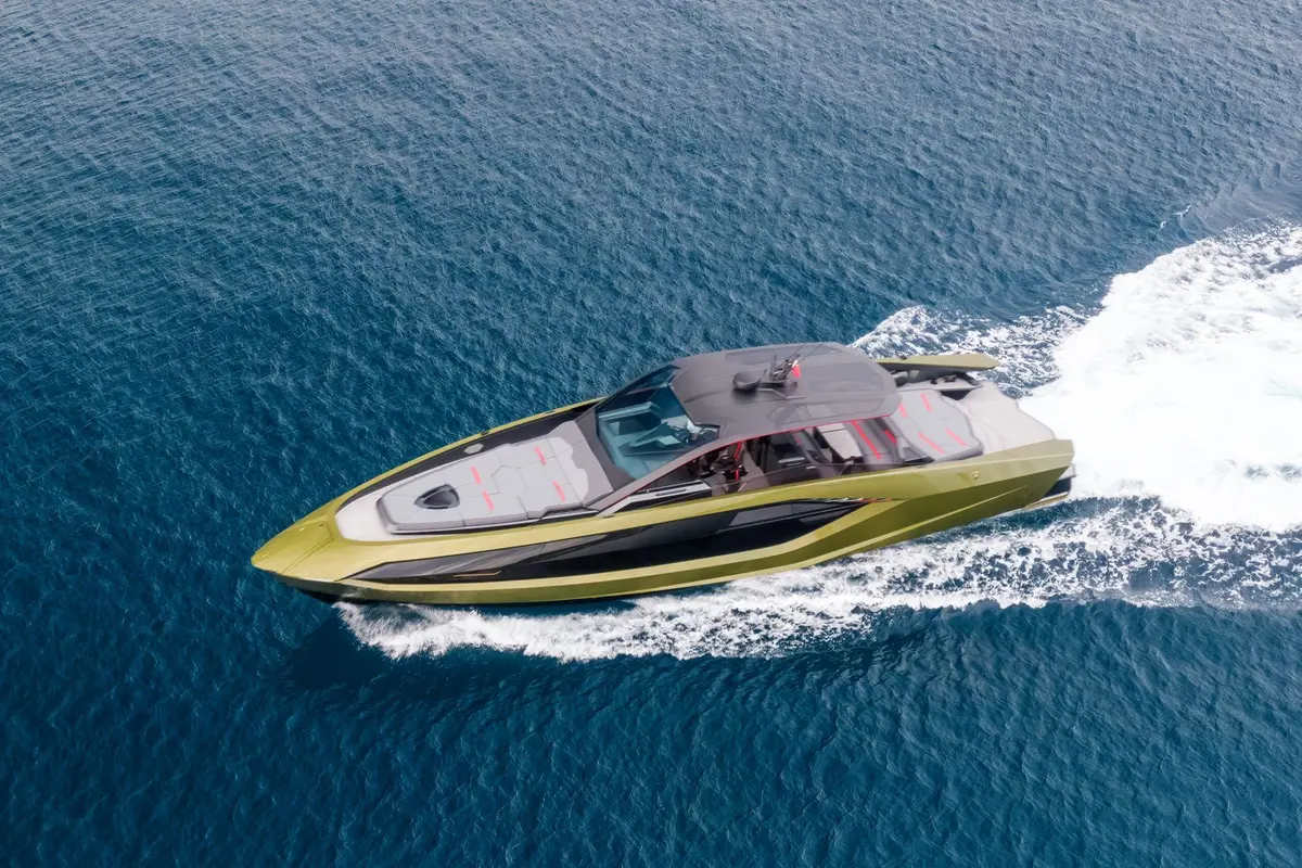 Lamborghini 63 — Sardinia Yacht Hire, Cerdeña. Casco de carbono, ritmo alto rumbo a Porto Cervo