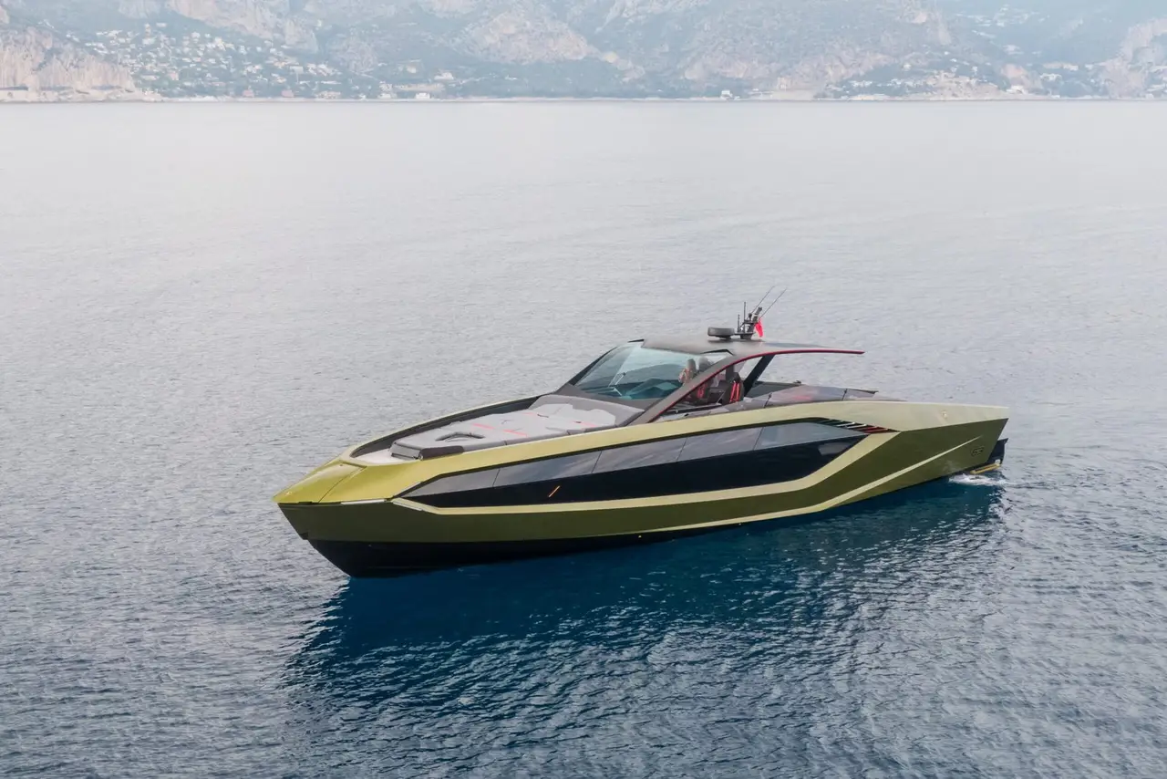 Lamborghini 63, exterior — Sardinia Yacht Hire, Cerdeña. Casco de carbono, ritmo alto rumbo a Porto Cervo