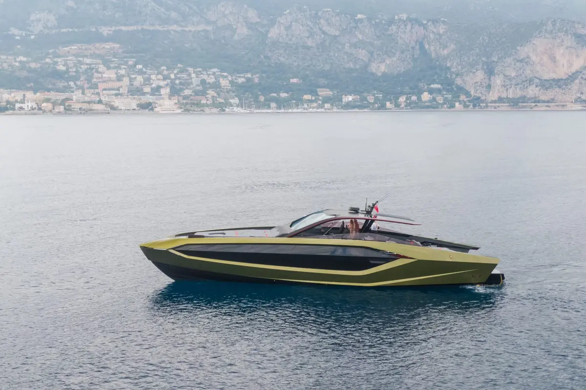 Lamborghini 63, cubierta principal — Sardinia Yacht Hire, Cerdeña. Casco de carbono, ritmo alto rumbo a Porto Cervo