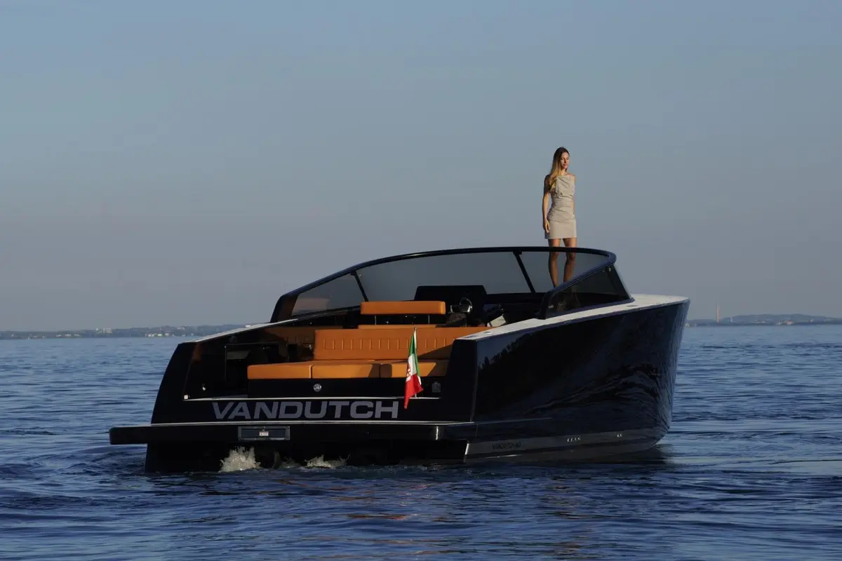 VanDutch 40, esterno — Sardinia Yacht Hire, Sardegna. Linee essenziali e trentotto nodi verso la Costa Smeralda