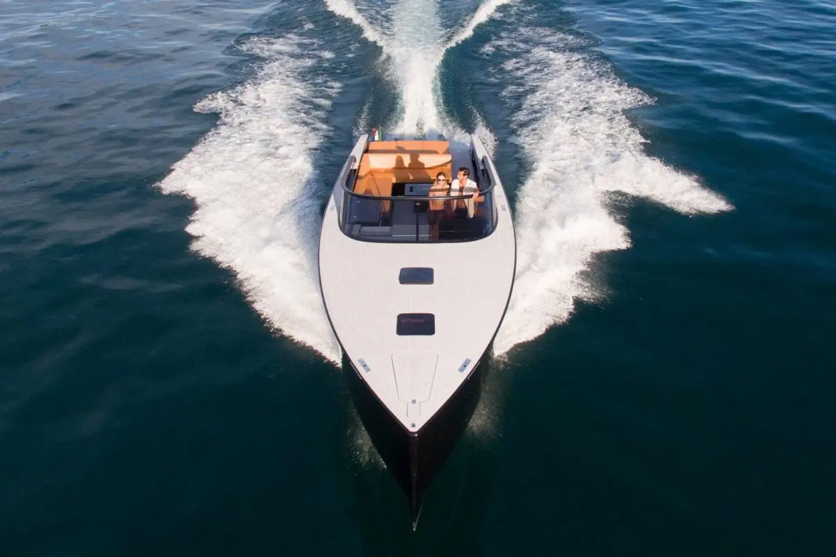 VanDutch 40, ponte principale — Sardinia Yacht Hire, Sardegna. Linee essenziali e trentotto nodi verso la Costa Smeralda