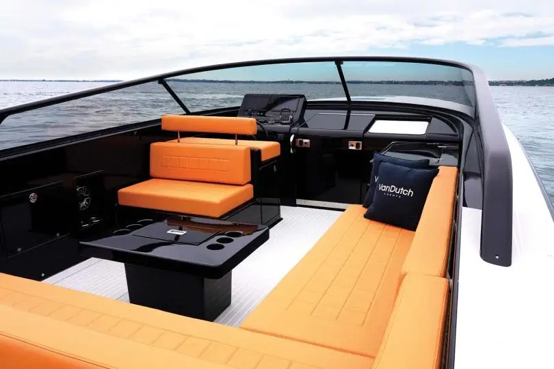 VanDutch 40, salon — Sardinia Yacht Hire, Sardegna. Linee essenziali e trentotto nodi verso la Costa Smeralda