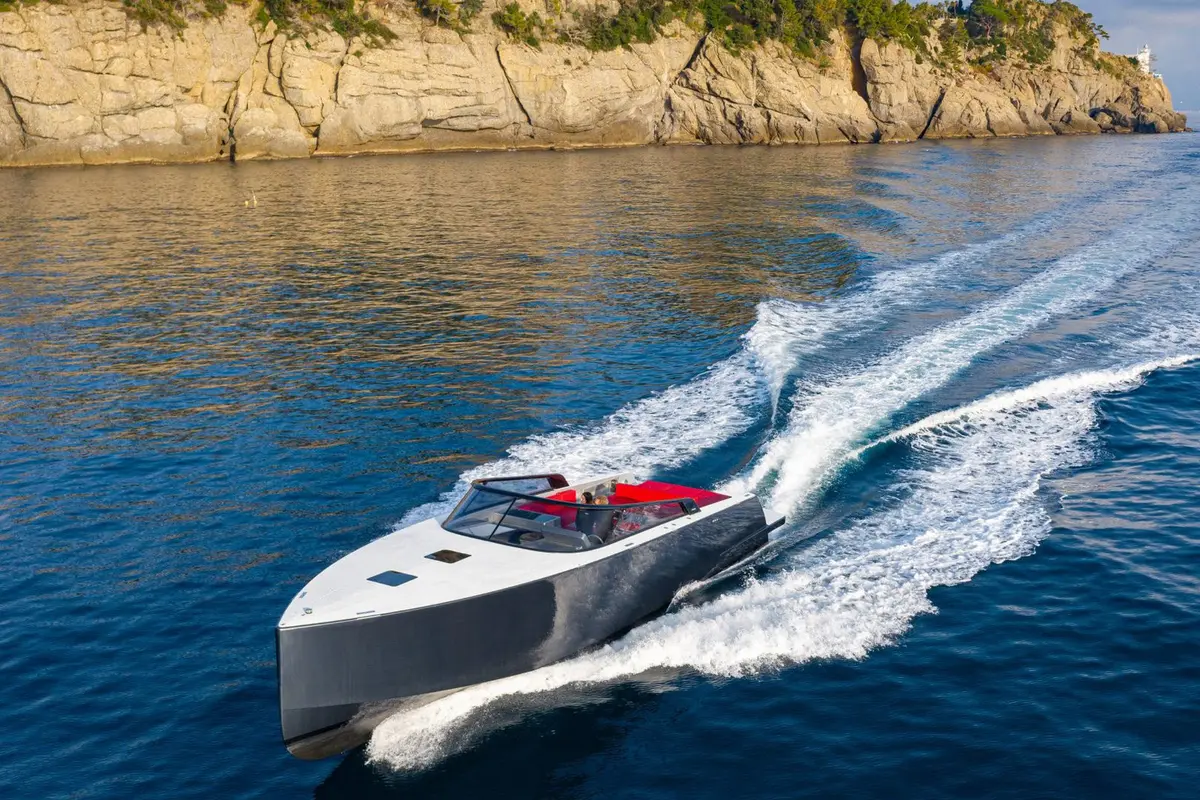 Vandutch 48, cubierta principal — Sardinia Yacht Hire, Cerdeña. Líneas deportivas y velocidad para explorar la Maddalena