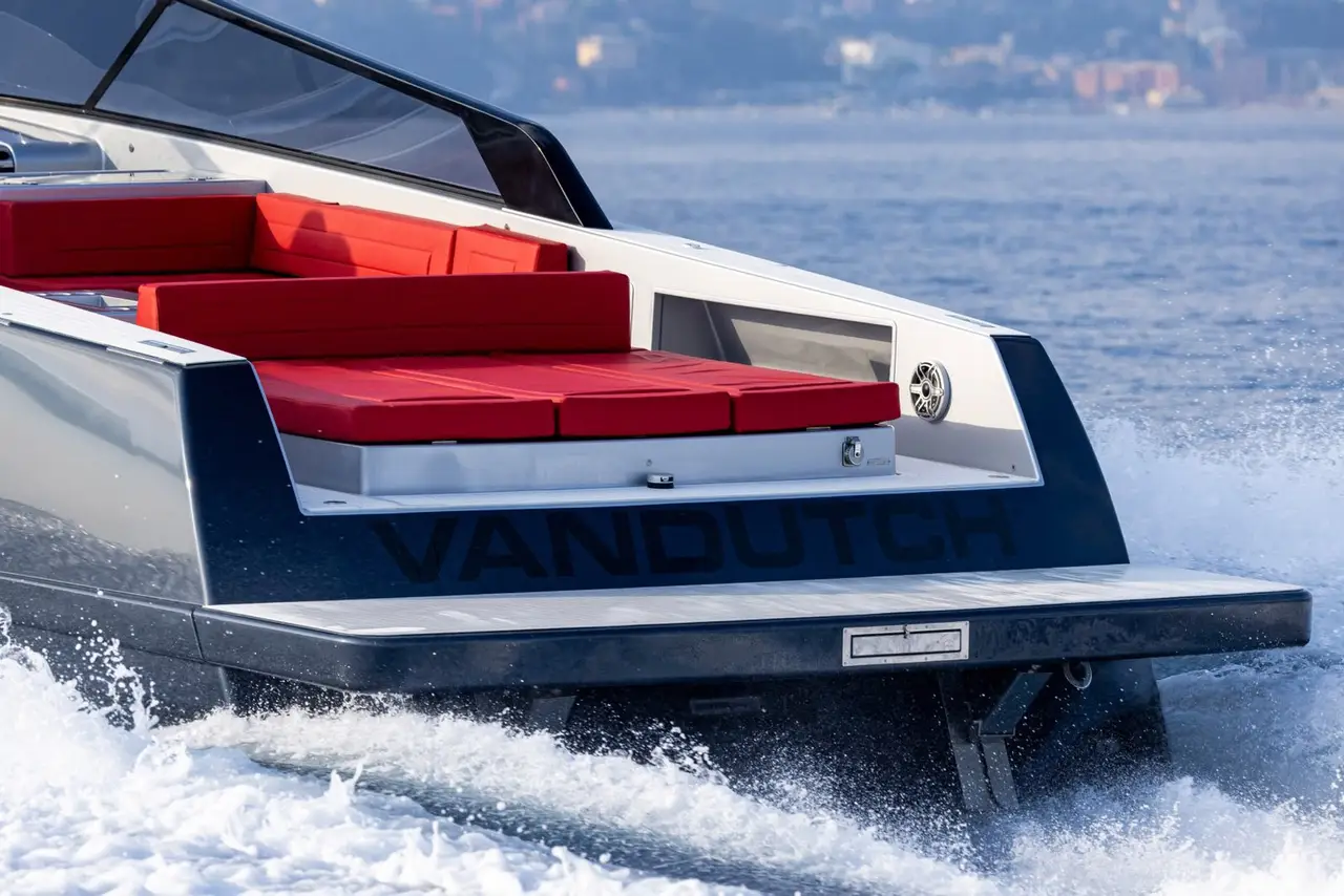 Vandutch 48, camarote principal — Sardinia Yacht Hire, Cerdeña. Líneas deportivas y velocidad para explorar la Maddalena