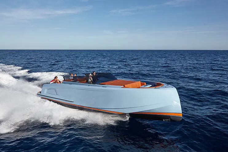 Vanquish VQ60 — Sardinia Yacht Hire, Sardegna. Linee sportive e doppia motorizzazione per rotte veloci