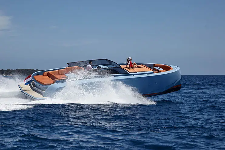 Vanquish VQ60, esterno — Sardinia Yacht Hire, Sardegna. Linee sportive e doppia motorizzazione per rotte veloci