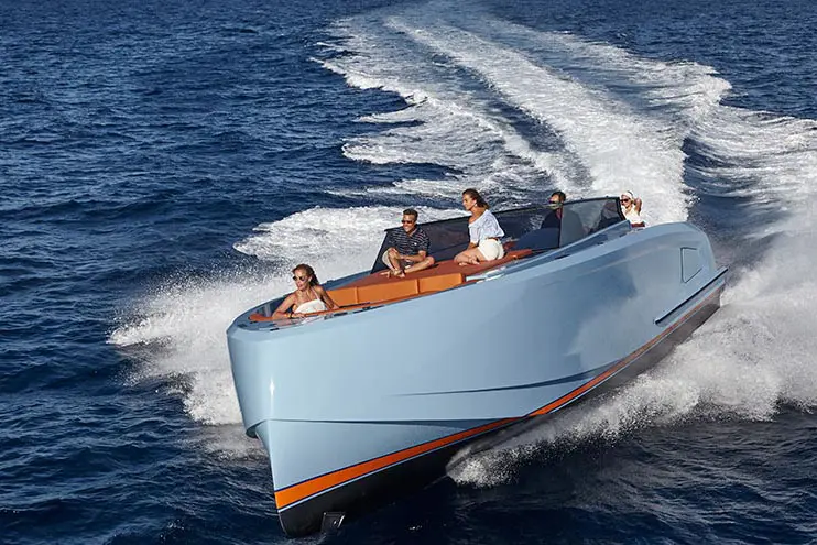 Vanquish VQ60, ponte principale — Sardinia Yacht Hire, Sardegna. Linee sportive e doppia motorizzazione per rotte veloci