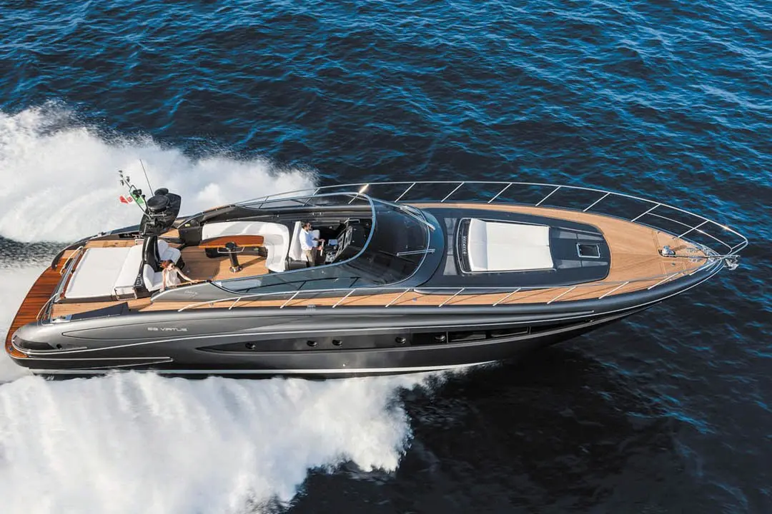 Virtus 63 — Sardinia Yacht Hire, Cerdeña. Casco deportivo Riva para escapadas cortas a la Maddalena