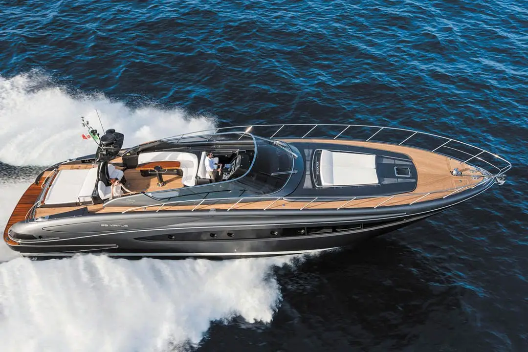 Virtus 63 — Sardinia Yacht Hire, Cerdeña. Casco deportivo Riva para escapadas cortas a la Maddalena