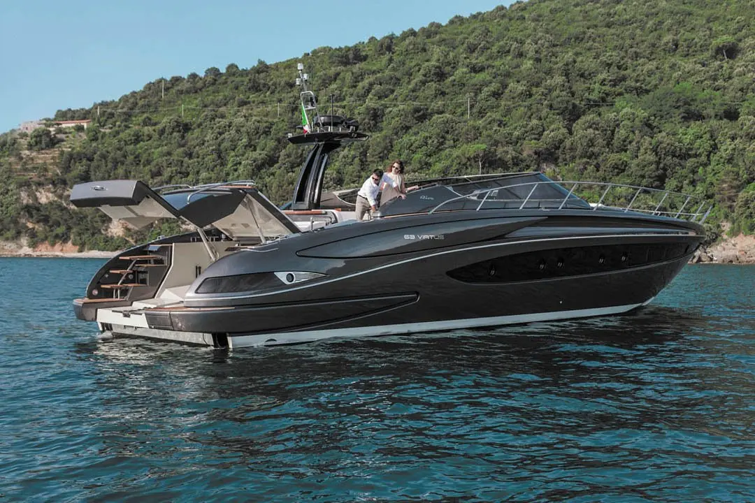 Virtus 63, cubierta principal — Sardinia Yacht Hire, Cerdeña. Casco deportivo Riva para escapadas cortas a la Maddalena