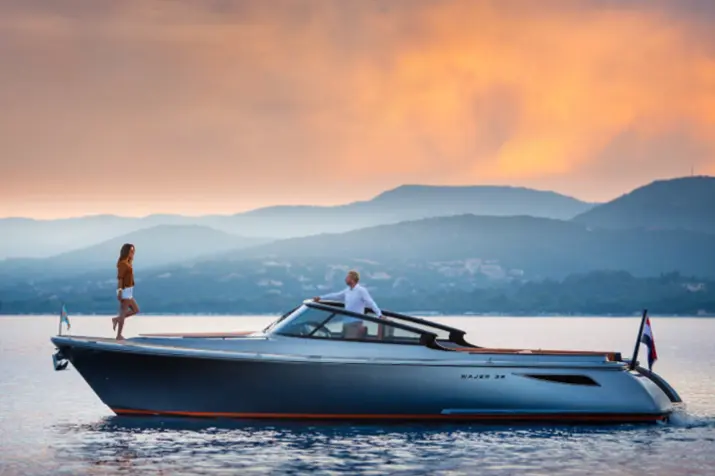 Wajer 38 — Sardinia Yacht Hire, Cerdeña. Una lancha ágil para explorar calas en un día