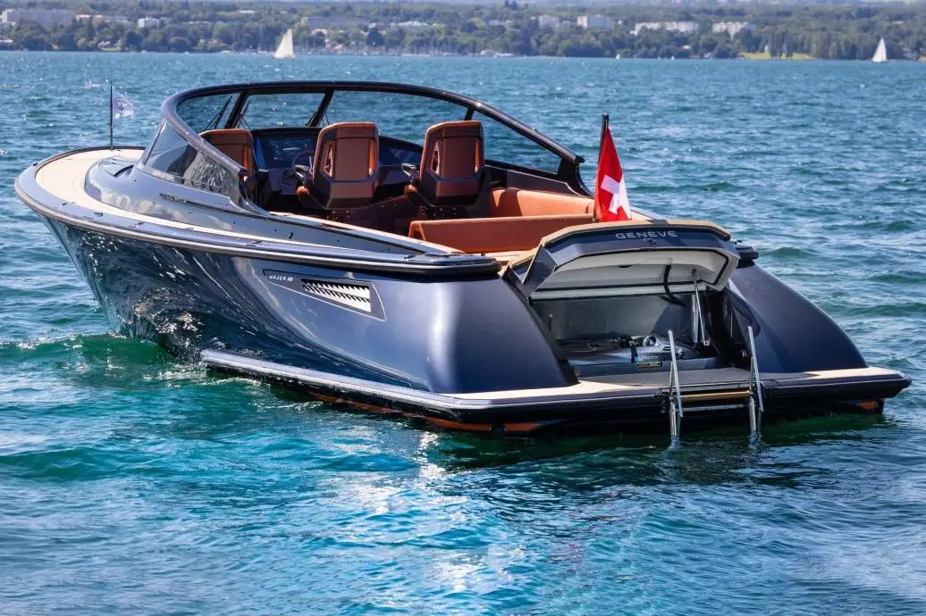 Wajer 38, cubierta principal — Sardinia Yacht Hire, Cerdeña. Una lancha ágil para explorar calas en un día