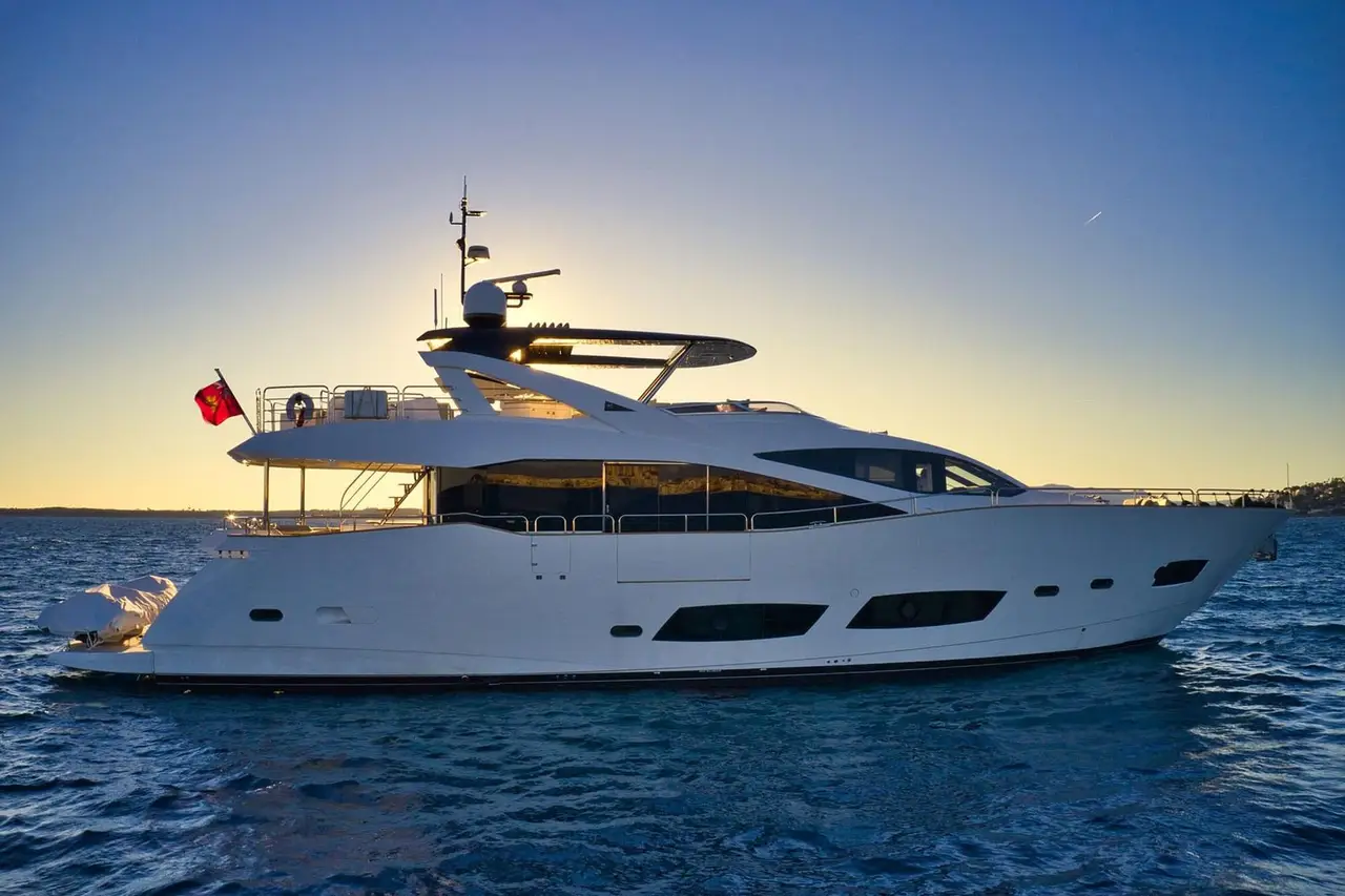 Wajer 38, flybridge — Sardinia Yacht Hire, Cerdeña. Una lancha ágil para explorar calas en un día